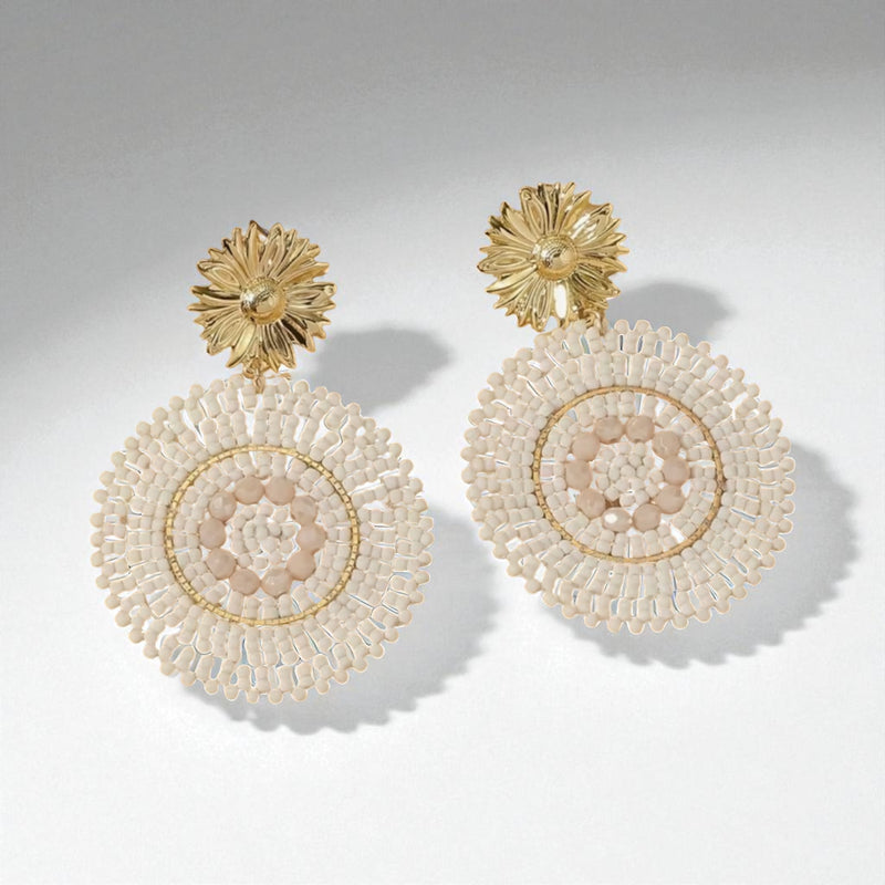 Brincos redondos brancos com dourado de missangas