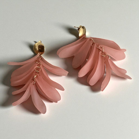 Brincos aço inoxidáve com pétalas cor de rosa velho